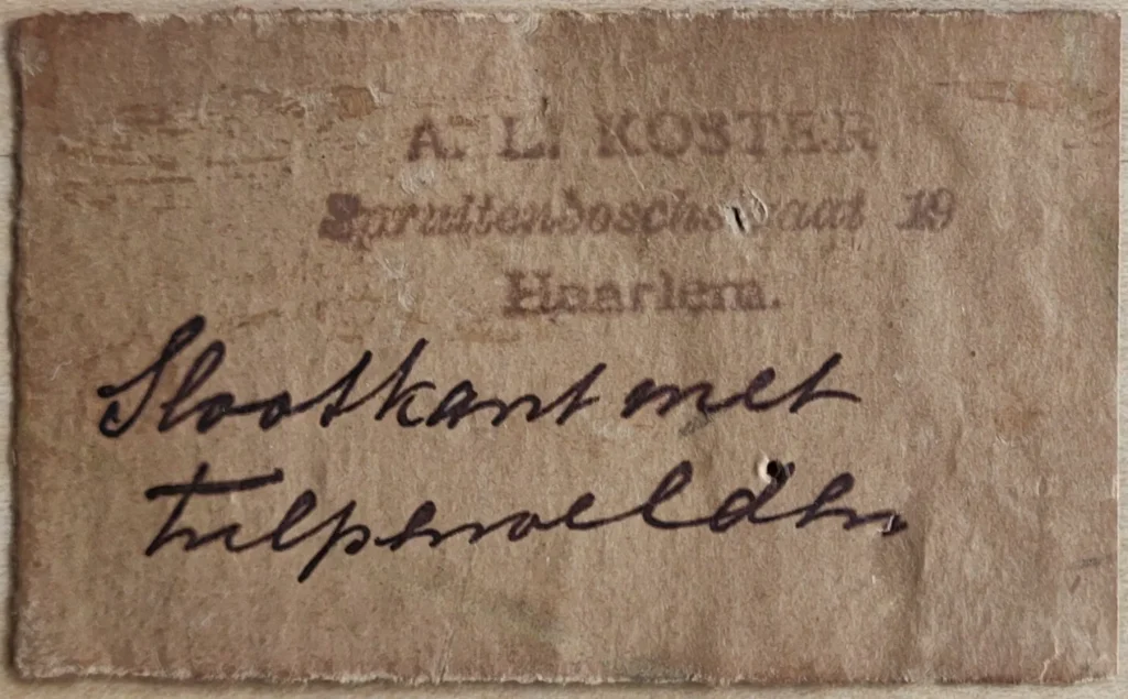 A.L. Koster – ‘Slootkant met tulpenvelden’: Verso door de kunstenaar zelf getiteld op een label met daarop het adres ‘A.L. Koster, Spruitenboschstraat 19, Haarlem’